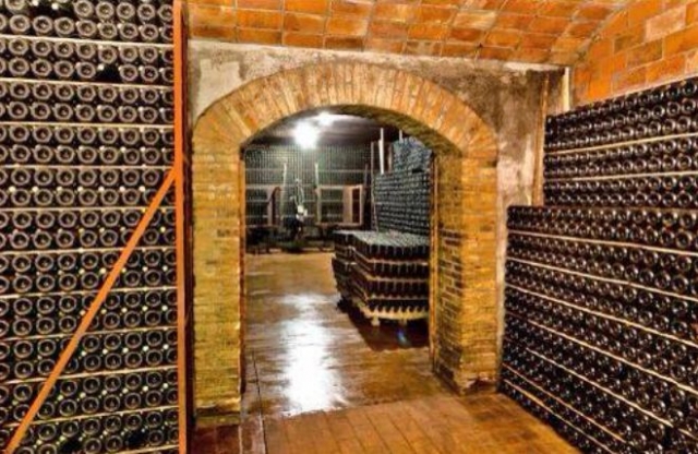  装有卡瓦酒的酒庄 